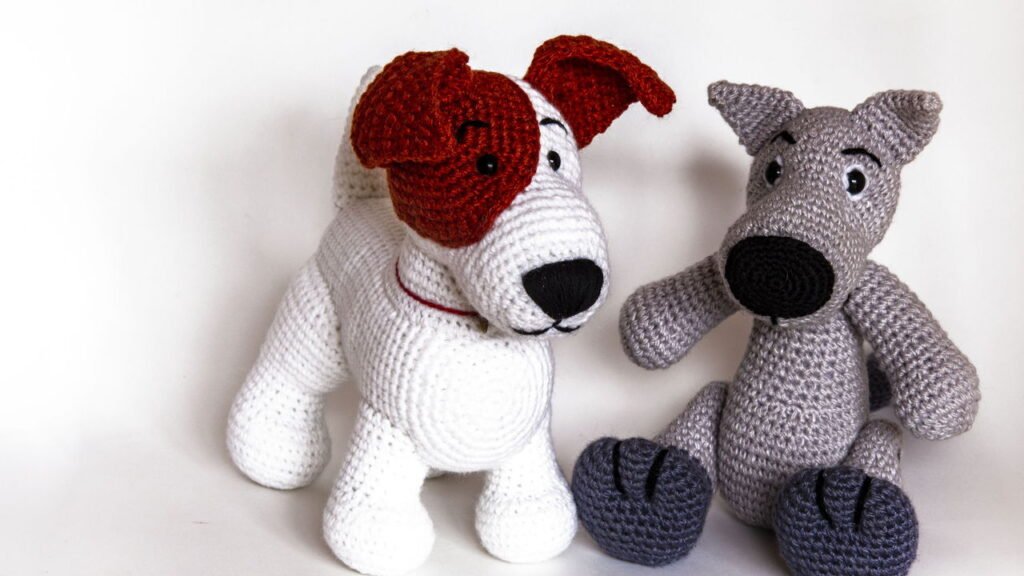 O amigurumi de cachorro de balão está dominando o artesanato com charme e criatividade
