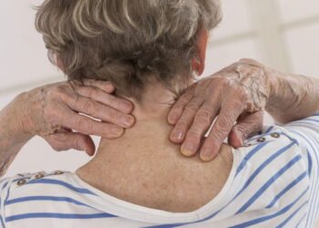 Fisioterapia e exercícios específicos aliviam artrose cervical em pessoas acima dos 60