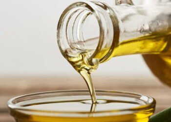 Saiba o porquê estão recomendam essa mistura de azeite com água e para que serve