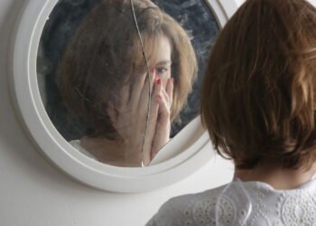 Por que a comparação constante está destruindo sua autoestima