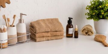 As melhores ideias para transformar cozinhas e banheiros sem reformas caras