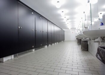 É perigoso utilizar banheiro público? Veja 7 riscos e cuidados