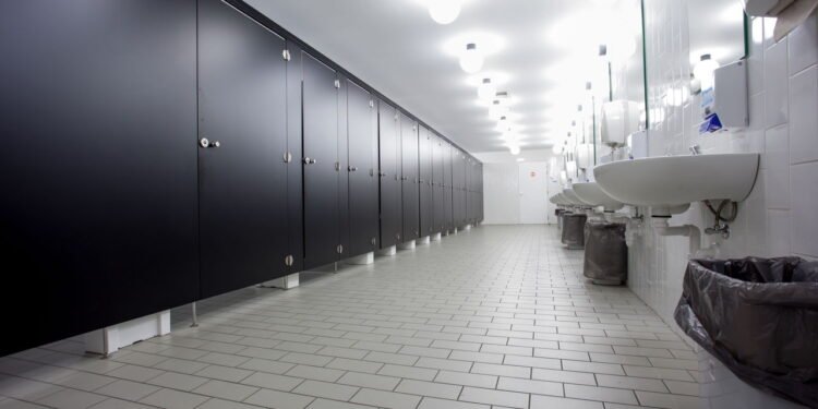 É perigoso utilizar banheiro público? Veja 7 riscos e cuidados