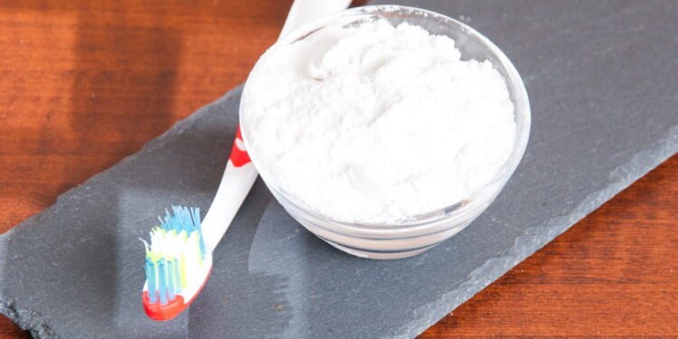 Bicarbonato com água oxigenada limpa rejuntes rápido - Créditos: depositphotos.com / JFCFOTOGRAFIC