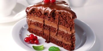 Como fazer bolo molhadinho de chocolate com brigadeiro usando apenas liquidificador