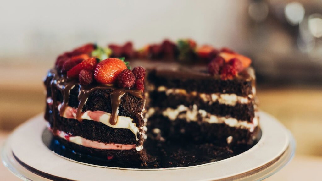 Delicioso bolo de chocolate em um prato sobre a mesa em fundo claro