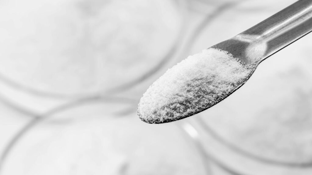 Homem desenvolve doença rara após seguir dica do ChatGPT para substituir sal