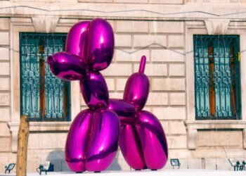O amigurumi de cachorro de balão está dominando o artesanato com charme e criatividade