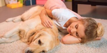 Isso é o que significa quando seu cachorro dorme encostado em você