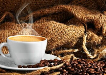 Café é o segredo caseiro que salva sua geladeira do mau cheiro