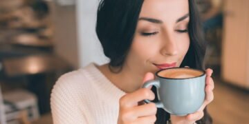 O motivo psicológico pelo qual tantas pessoas deixam o último gole de café