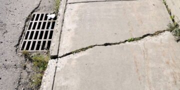 Como remover os matinhos entre as pedras da calçada com segurança e eficácia