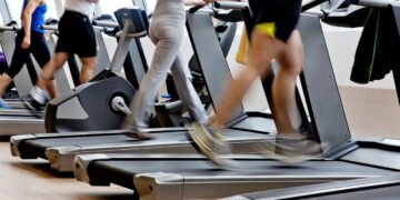 Você sabia que caminhada rápida pode ser mais eficiente e segura do que uma corrida?