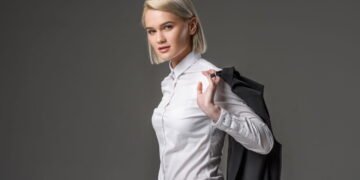 A forma mais simples de parecer estilosa usando camiseta branca