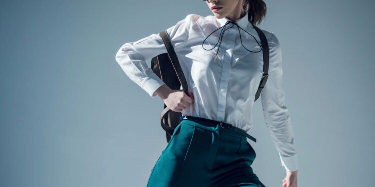 A palavra-chave aqui é camisa básica, aquela de modelagem simples, em tecidos como algodão -Créditos: depositphotos.com / ArturVerkhovetskiy