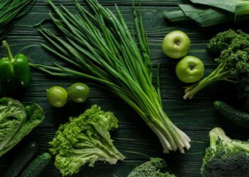 A hortaliça que brota até na água e pode ser colhida o ano todo