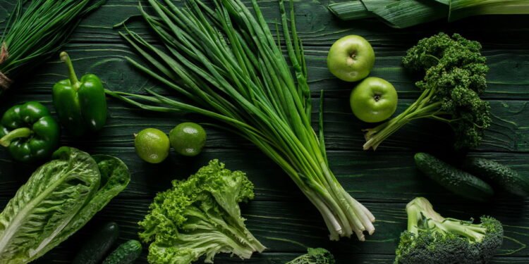 A hortaliça que brota até na água e pode ser colhida o ano todo