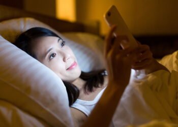 O que acontece com seu sono ao usar o celular na cama