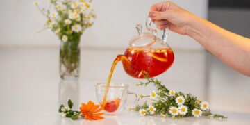 5 chás naturais que ajudam a dormir melhor sem precisar de remédios