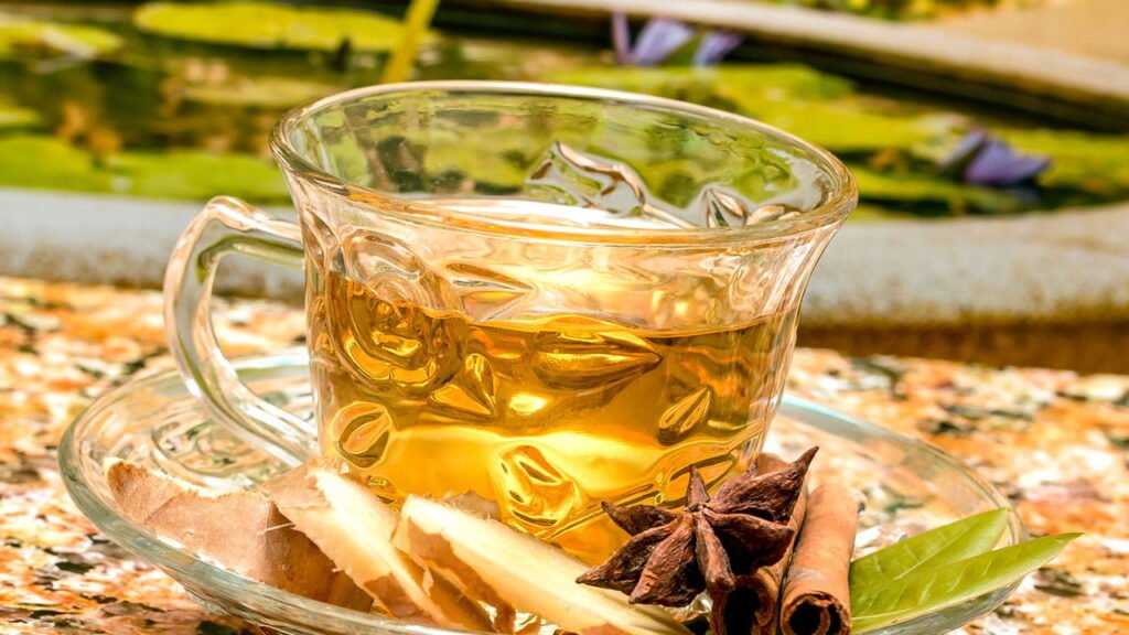 5 chás naturais que ajudam a dormir melhor sem precisar de remédios