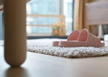 Tendência dos anos 90 retorna com força nos chinelos de plataforma