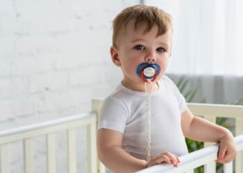 O que acontece com os dentes da criança que usa chupeta por muito tempo