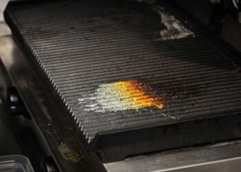 Como limpar grades de churrasqueira utilizando apenas 1 ingrediente