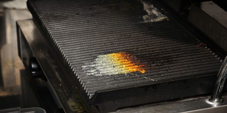 Como limpar grades de churrasqueira utilizando apenas 1 ingrediente