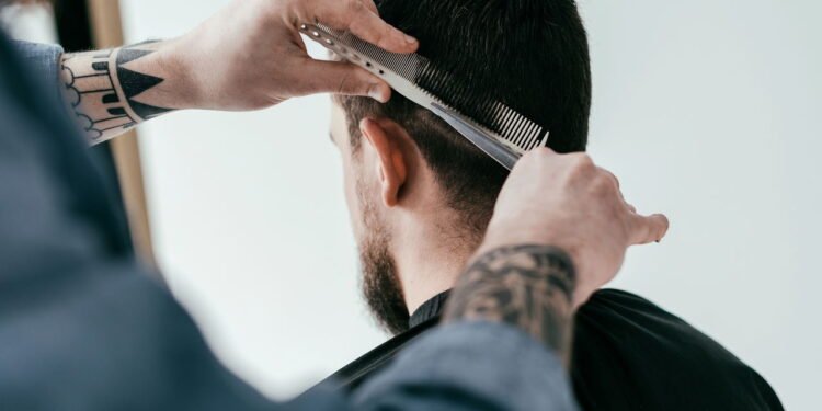 Corte de cabelo masculino - Créditos: depositphotos.com / Y-Boychenko