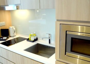 Cozinha pequena organizada e bonita é mais fácil do que parece