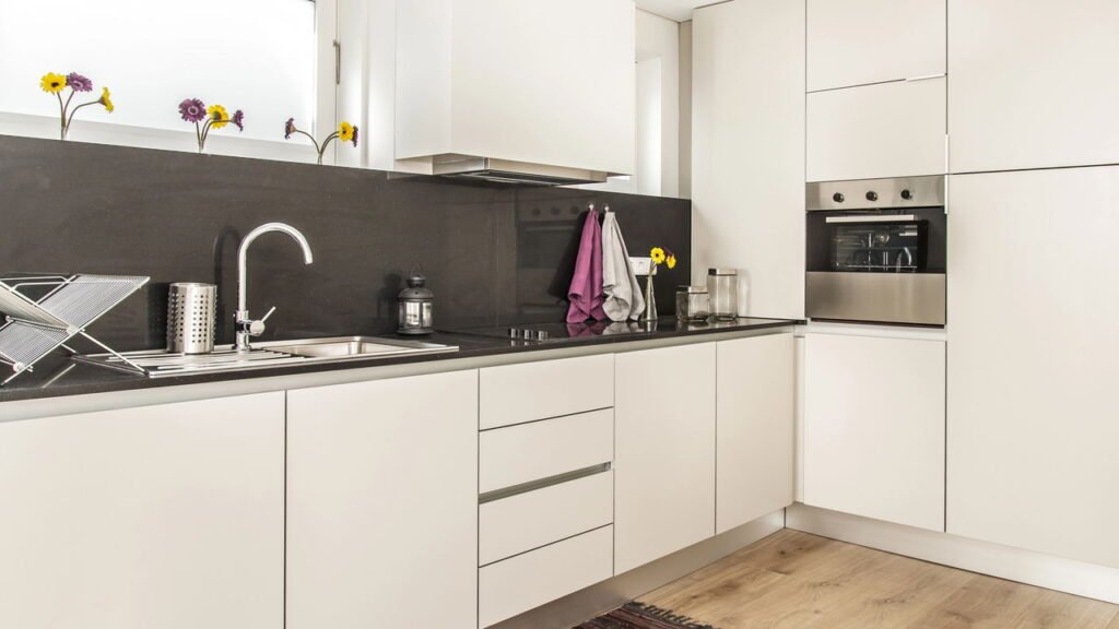 Cozinha pequena organizada e bonita é mais fácil do que parece