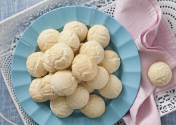 O biscoito brasileiro simples e delicado que combina com café ou chá e derrete na boca