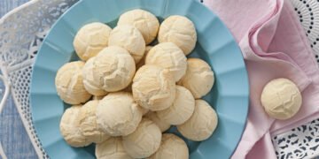 O biscoito brasileiro simples e delicado que combina com café ou chá e derrete na boca