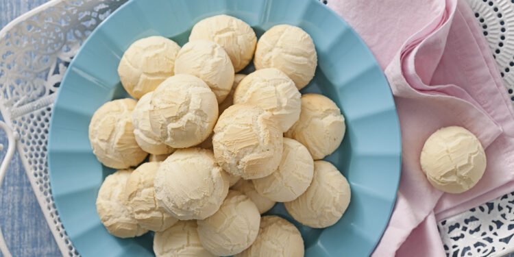 O biscoito brasileiro simples e delicado que combina com café ou chá e derrete na boca
