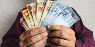 Quem teve carteira assinada em 2023 pode sacar valor em 2025? Entenda