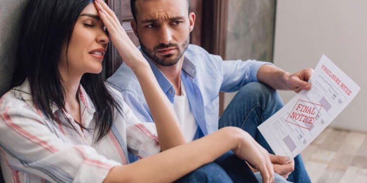 Casal estressado com dívidas - Créditos: depositphotos.com / VitalikRadko