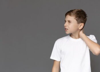 Especialistas já tratam adolescentes com postura de adulto idoso devido ao uso de celulares