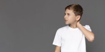 Especialistas já tratam adolescentes com postura de adulto idoso devido ao uso de celulares