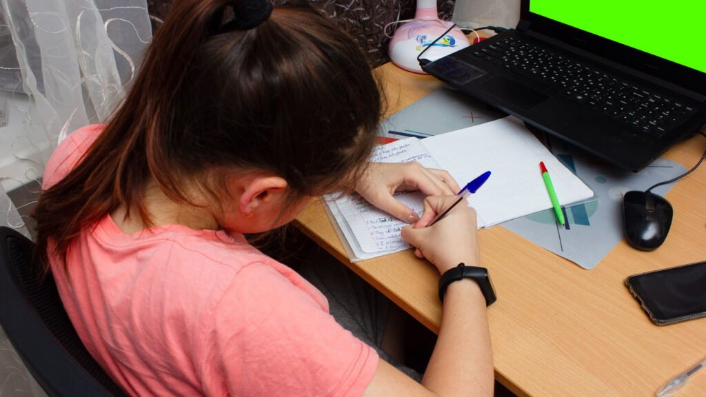 Especialistas já tratam adolescentes com postura de adulto idoso devido ao uso de celulares