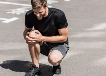 Dor no joelho ao correr não é normal e pode ser um sinal claro da síndrome patelofemoral