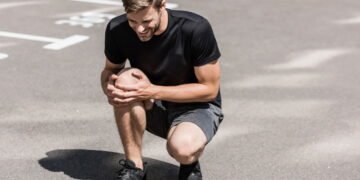 Dor no joelho ao correr não é normal e pode ser um sinal claro da síndrome patelofemoral