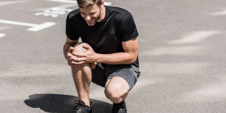 Dor no joelho ao correr não é normal e pode ser um sinal claro da síndrome patelofemoral