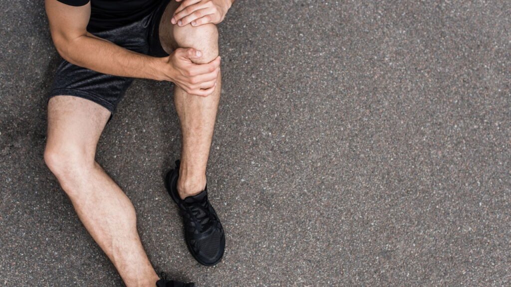 Dor no joelho ao correr não é normal e pode ser um sinal claro da síndrome patelofemoral