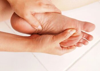 Exercícios simples que aliviam a fascite plantar e fortalecem os pés