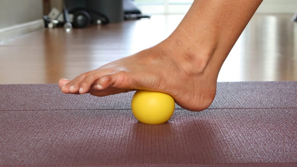 Exercícios simples que aliviam a fascite plantar e fortalecem os pés