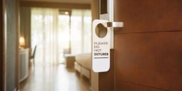 Essas são as características de quem só dorme com a porta fechada, segundo a psicologia