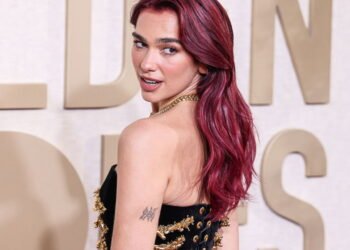 O vestido de Dua Lipa com barriga à mostra está dando o que falar na moda