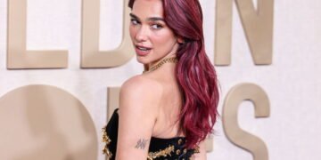 O vestido de Dua Lipa com barriga à mostra está dando o que falar na moda