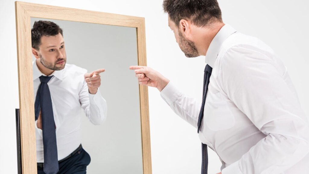 Espelho em um fundo preto - Créditos: depositphotos.com / Rangizzz