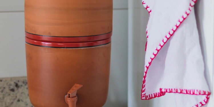 Saiba como higienizar seu filtro de barro da maneira fácil e correta